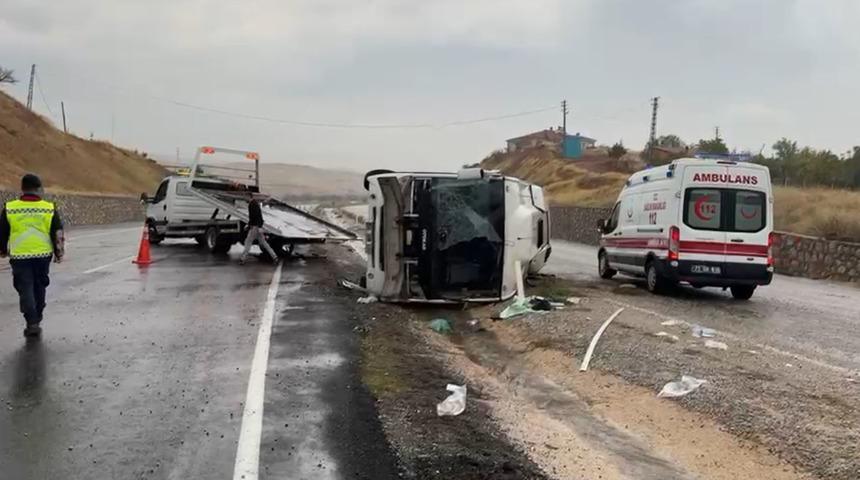 Kırıkkale'de servis midib&uuml;s&uuml; devrildi: 14 yaralı