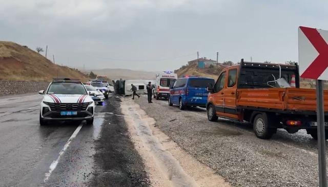 Kırıkkale de servis midib&uuml;s&uuml; devrildi: 14 yaralı 1