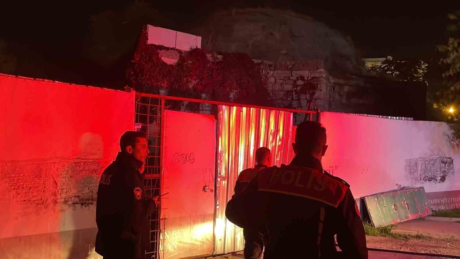 Karaman’da tarihi hamamın bahçesinde yangın