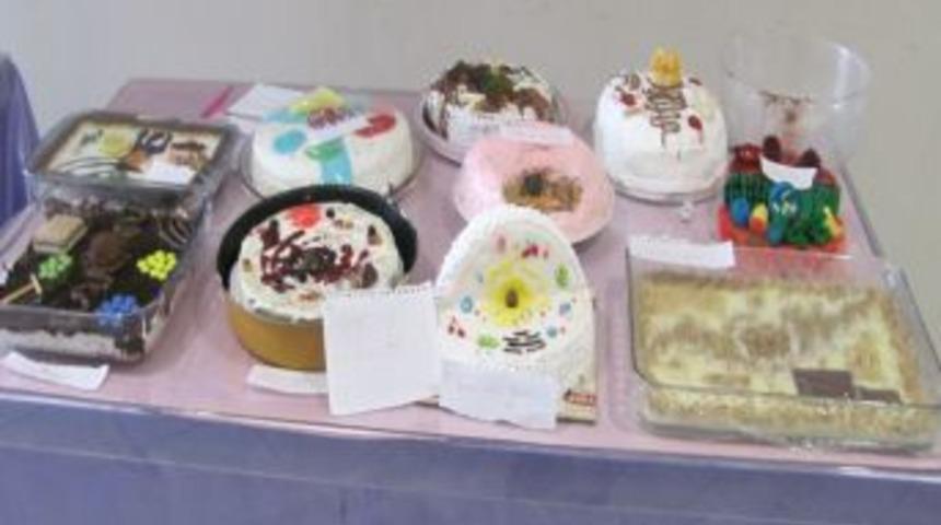 Hücre modellerini, pasta yapıp eğlenerek öğreniyorlar