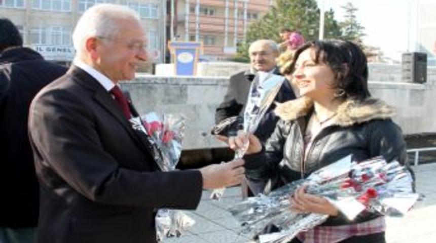 Burdur Belediye Başkanı Akkaya kadınlara karanfil dağıttı