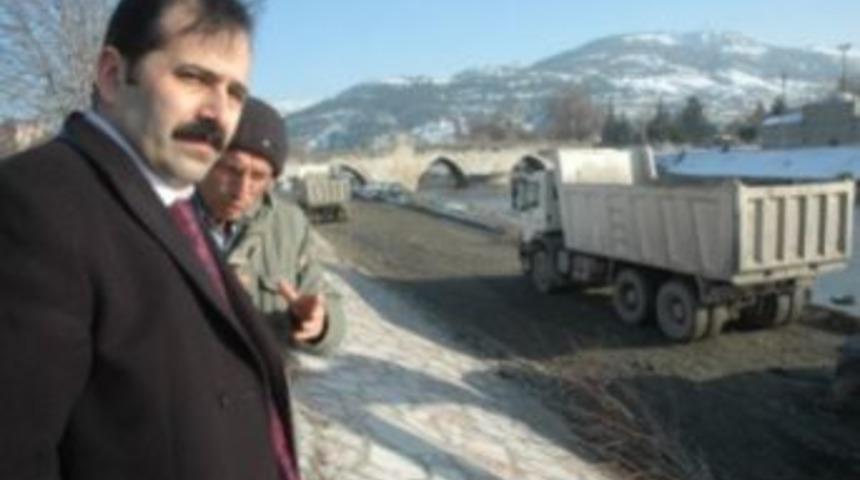 Yeşilırmak'tan 500 kamyon hafriyat &ccedil;ıktı