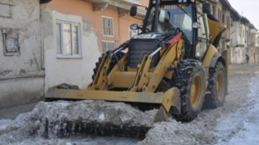 Zile'de karlar temizleniyor