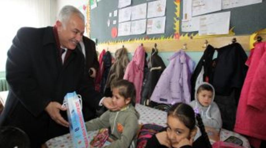 &Ouml;ğrencilere &lsquo;Temizlik, Sağlıklı Beslenme ve Eğitim &Ccedil;antası&rsquo; dağıtıldı