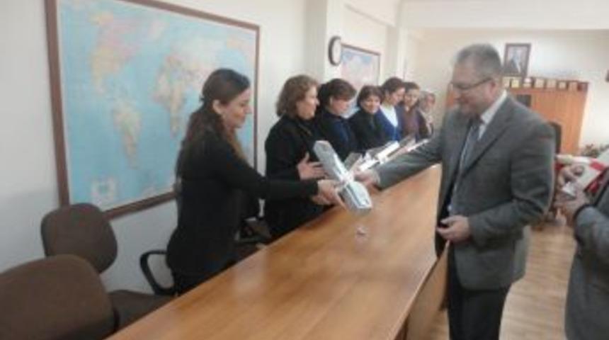 Erbaa Kaymakamı &Ccedil;akır'dan bayan personele g&uuml;l jesti