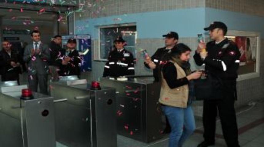 İZBAN 50 milyonuncu yolcusuna bir yıllık &uuml;cretsiz ulaşım &ouml;d&uuml;l&uuml; verdi