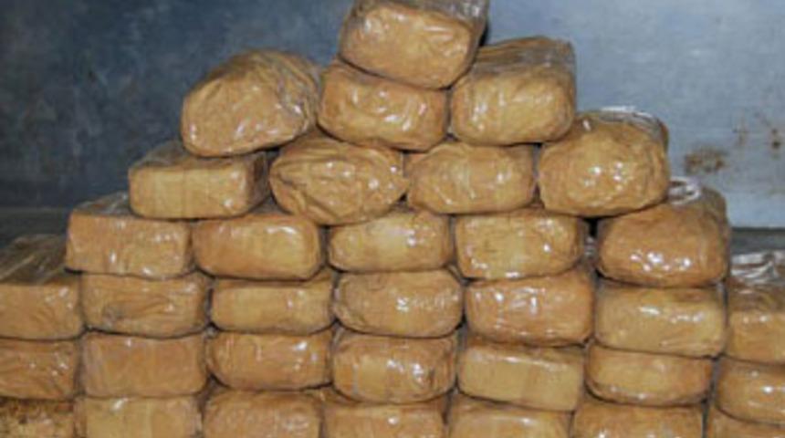 L&ouml;semili oğlunu uyuşturucu kuryesi yaptı