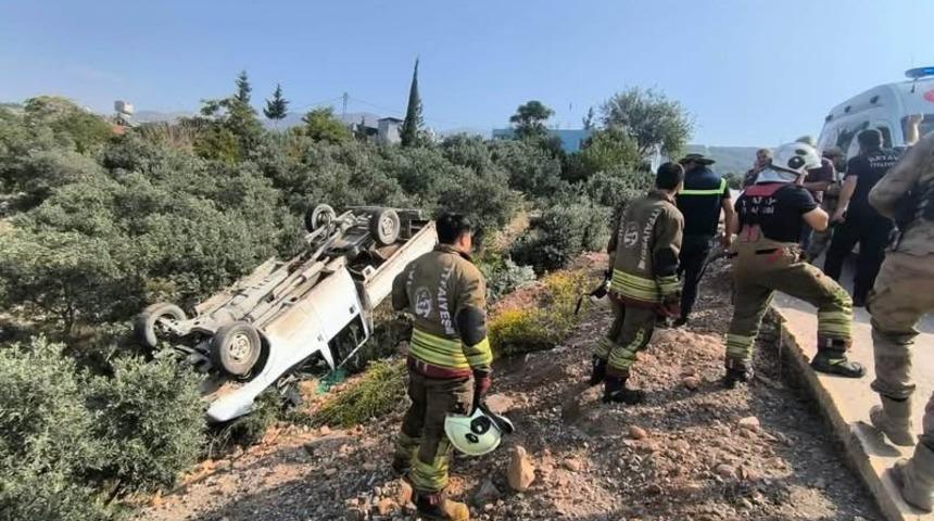 Zeytinliğe u&ccedil;an kamyonetin s&uuml;r&uuml;c&uuml;s&uuml; yaralandı