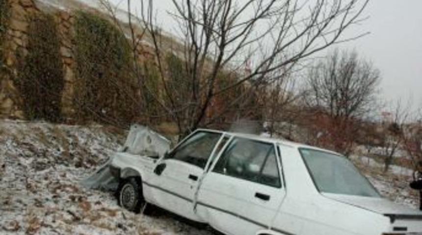 Karlı havada kayan otomobil 30 metreden aşağı d&uuml;şt&uuml;