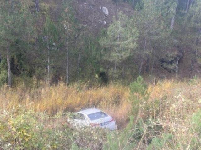 Tavşanlı’da dere yatağına devrilen otomobilin sürücüsü yaralandı