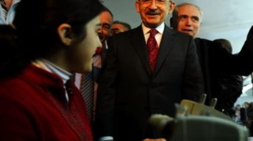 Tekstil iş&ccedil;ilerinden Kılı&ccedil;daroğlu'nun ziyaret edeceği at&ouml;lye &ouml;n&uuml;nde eylem
