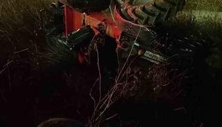 Lapseki&rsquo;de devrilen trakt&ouml;r&uuml;n s&uuml;r&uuml;c&uuml;s&uuml; hayatını kaybetti