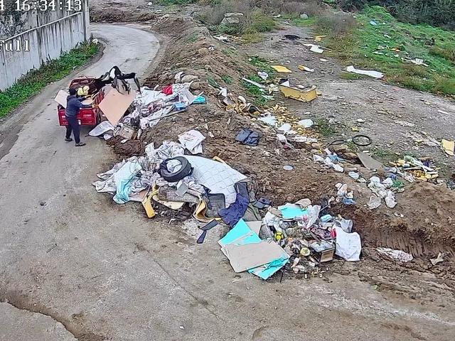 Düzce'de çevreyi kirleten şahsa suçüstü! Zabıta kameradan tespit etti, ceza kesildi