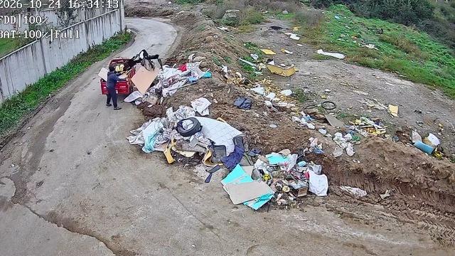 Düzce'de çevreyi kirleten şahsa suçüstü! Zabıta kameradan tespit etti, ceza kesildi