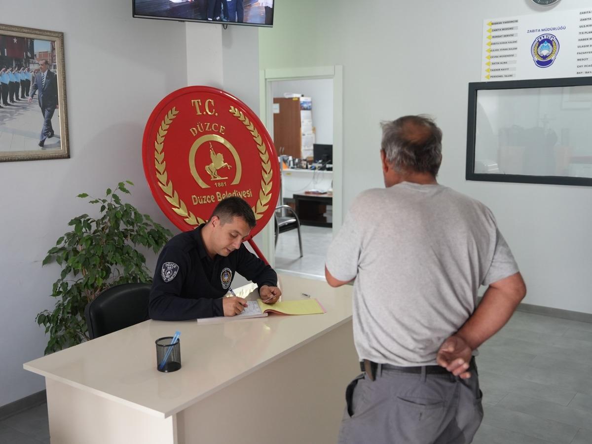 D&uuml;zce de &ccedil;evreyi kirleten şahsa su&ccedil;&uuml;st&uuml;! Zabıta kameradan tespit etti, ceza kesildi 1