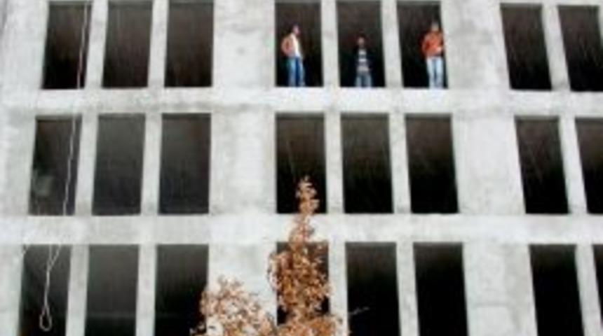 Alkol alınca kendini atmaya kalktı