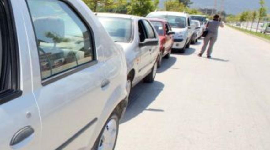 İndirimli akaryakıt i&ccedil;in 3 kilometre kuyruk oluştu