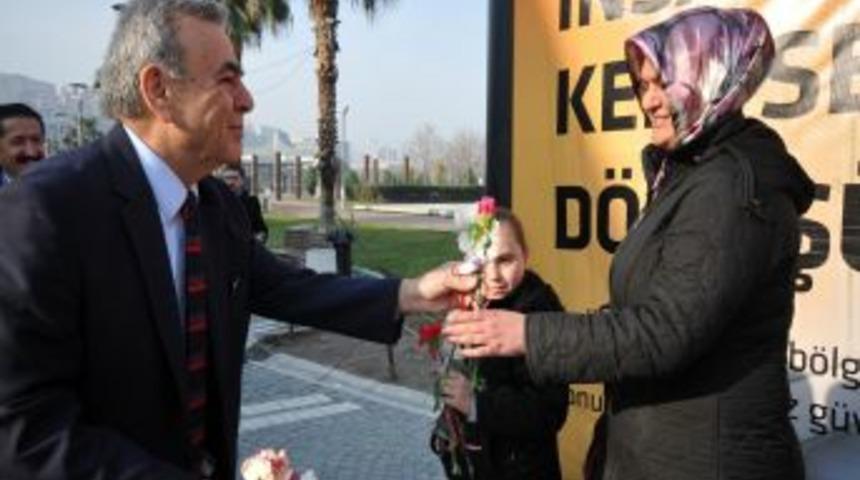 Başkan Kocaoğlu, metroya binerek kadınlara karanfil dağıttı