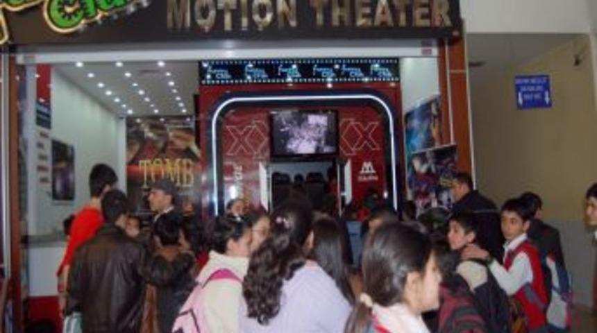 Polis &ouml;ğrencileri beş boyutlu sinema ile tanıştırdı