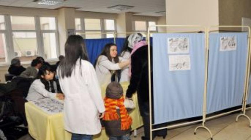 Tıp fak&uuml;ltesi &ouml;ğrencileri, D&uuml;nya Kadınlar G&uuml;n&uuml;'nde meme kanserine dikkat &ccedil;ekti