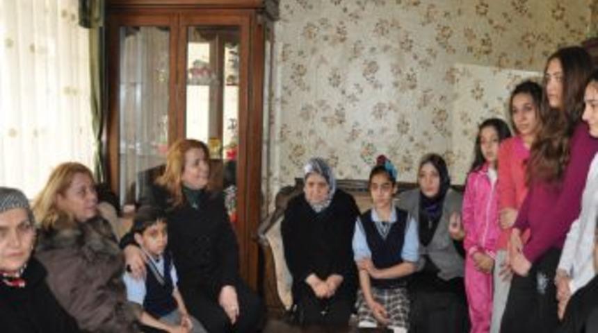 Vali eşi, &ccedil;ay g&uuml;n&uuml;n&uuml; yardım g&uuml;n&uuml;ne &ccedil;evirdi, fakirlerin y&uuml;z&uuml; g&uuml;ld&uuml;