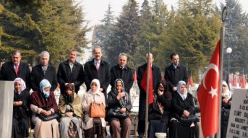 Kadınlar G&uuml;n&uuml;&rsquo;nde şehitliği ziyaret ettiler