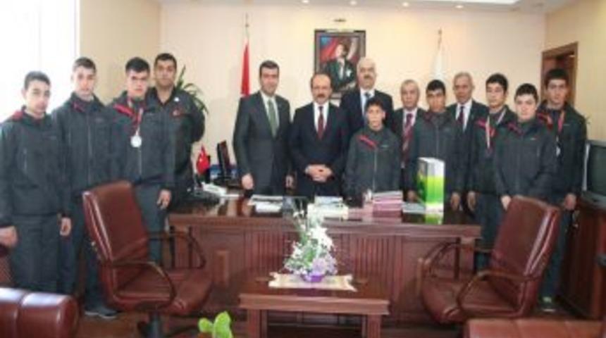 Kaymakam &Ouml;zyiğit şampiyon haltercileri &ouml;d&uuml;llendirdi