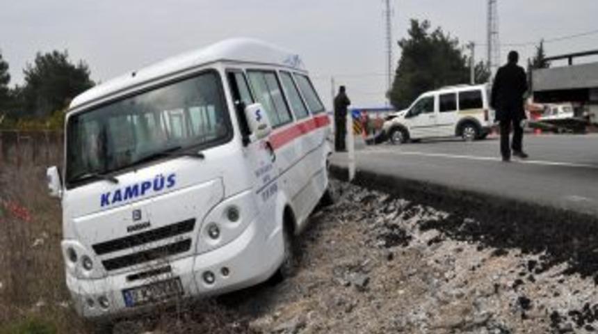 &Ouml;ğrencilerin bulunduğu minib&uuml;s kaza yaptı: 12 yaralı