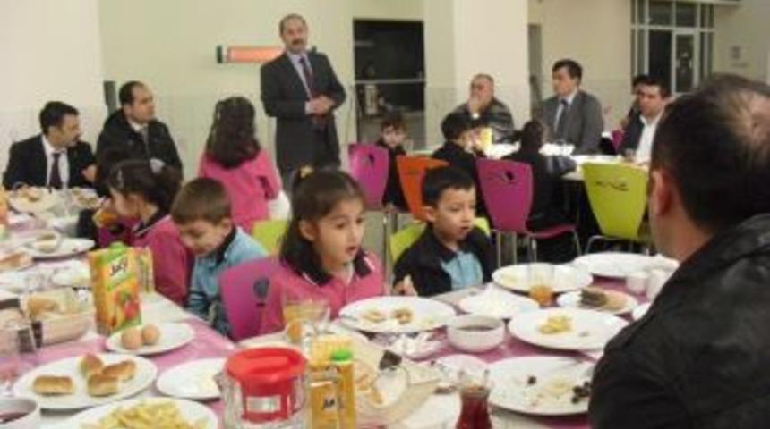 Babalar &ccedil;ocuklarıyla okulun kahvaltısında buluştu