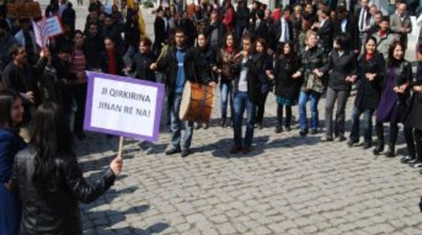 KESK &uuml;yesi kadınlar, 8 Mart'ı halaylarla kutladı