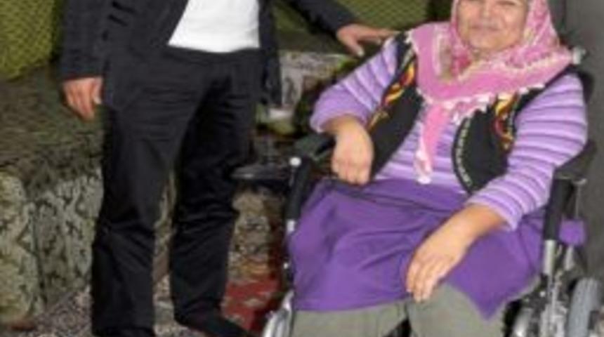 Başkan S&ouml;zen, y&uuml;r&uuml;me engelli kadına ak&uuml;l&uuml; araba hediye etti