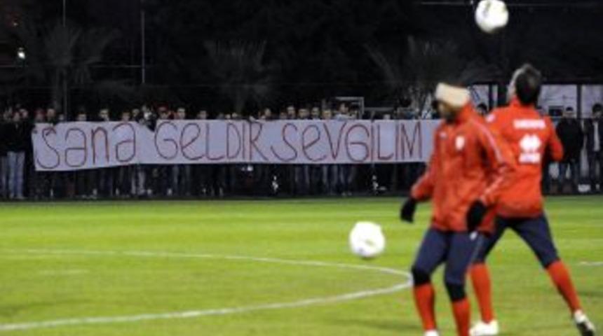 Samsunspor taraftarının sevgililer g&uuml;n&uuml; s&uuml;prizi Yunanlı oyuncuyu duygulandırdı
