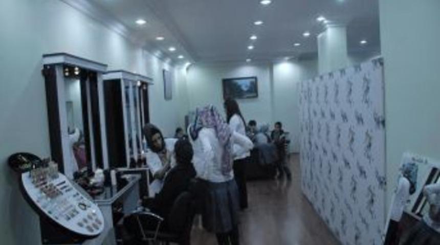 Bayanlara &uuml;cretsiz kuaf&ouml;rl&uuml;k hizmeti