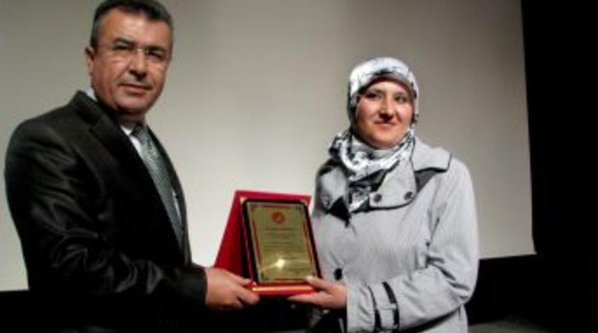 Mikro kredi ile hayatı değişen anne Hatay&rsquo;da yılın kadını se&ccedil;ildi