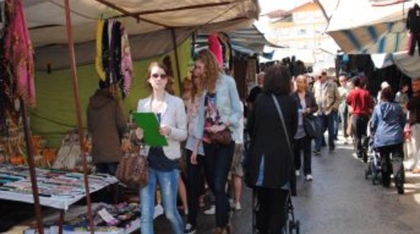 Hollandalı &ouml;ğrenciler pazarda anket yaptı