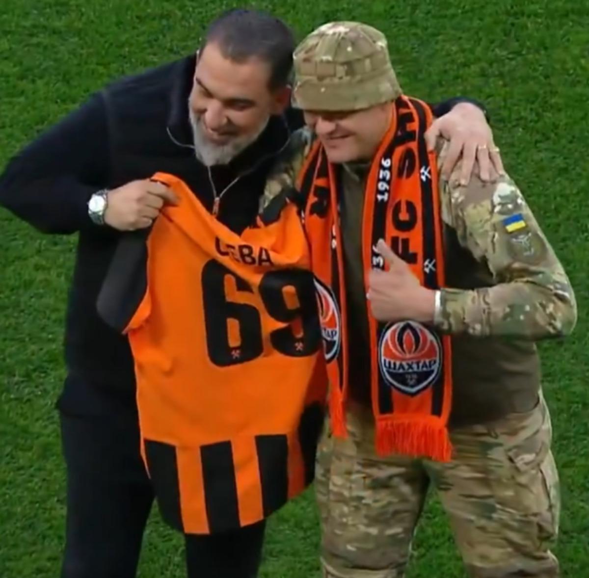 Arda Turan dan savaşta kolunu kaybeden askere duygulandıran jest! 2