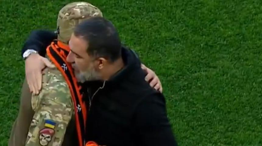 Arda Turan'dan savaşta kolunu kaybeden askere duygulandıran jest!