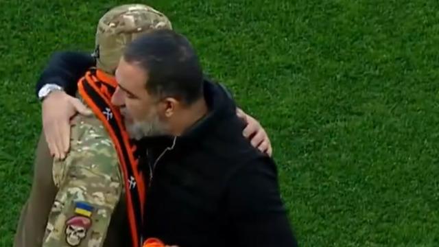 Arda Turan'dan savaşta kolunu kaybeden askere duygulandıran jest!