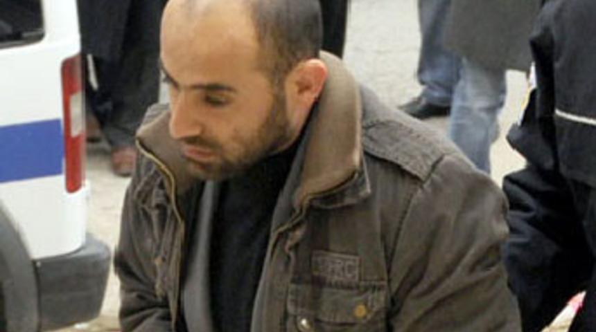 Kızlara cinsel organını g&ouml;sterdi