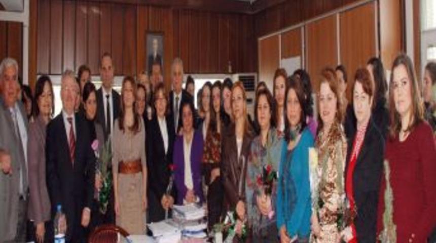 İzmir İl &Ouml;zel İdaresi personeli olan kadınlara fidan dağıtıldı