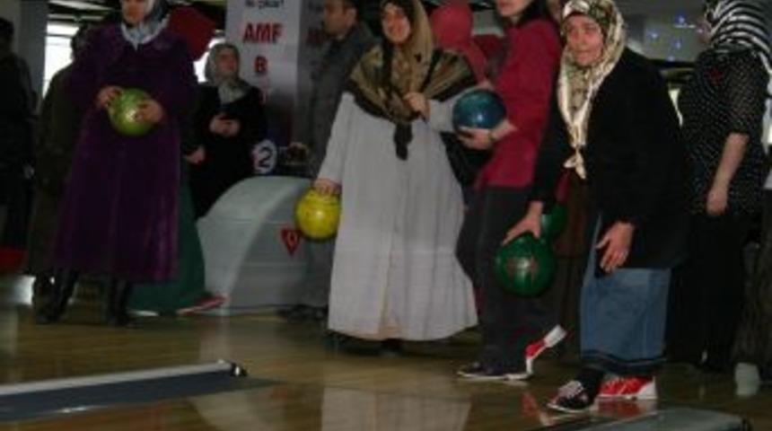 Kadın kursiyerler, hayatlarında ilk kez bovling oynadı