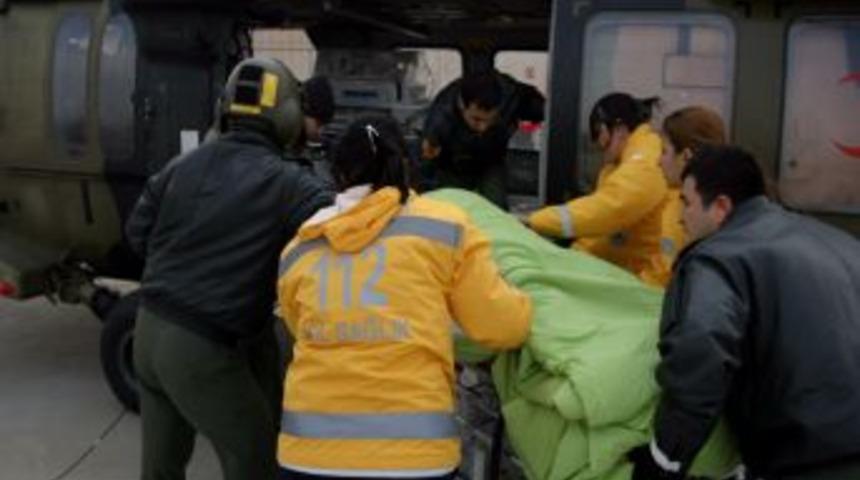 Anne ve bebeğini askeri helikopter hastaneye ulaştırdı