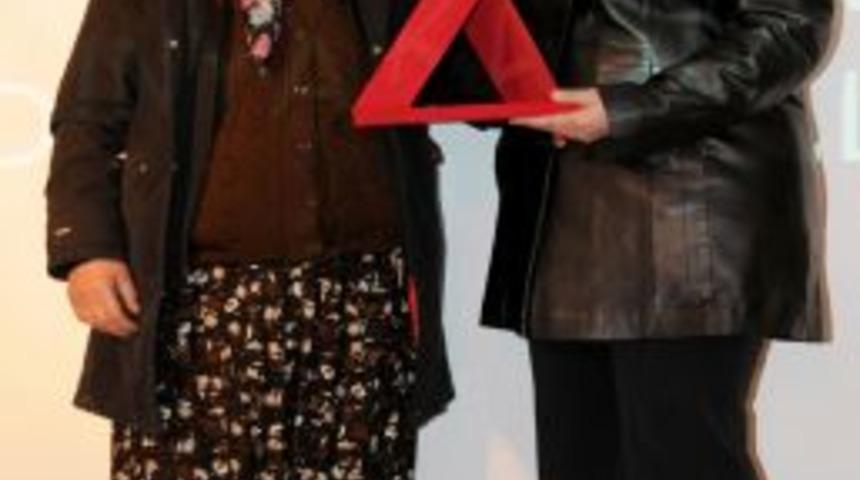 Sokaktan topladığı kartonlarla &ccedil;o&ccedil;uklarını okutan kadın, yılın annesi se&ccedil;ildi