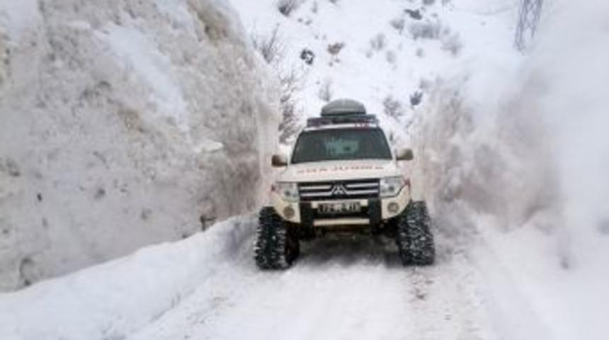 Hasta bebeğin imdadına paletli ambulans yetişti