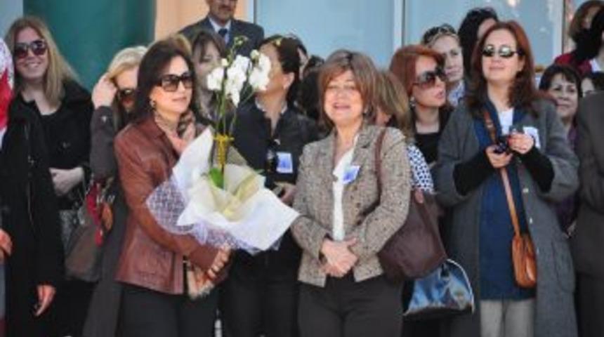 D&uuml;nya Kadınlar G&uuml;n&uuml;'nde bir tarafta kutlama, diğer tarafta &ccedil;alışma var