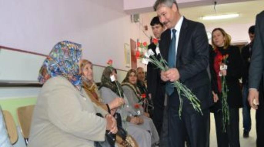 Saruhanlı Belediye Başkanı Yaralı, kadınlara karanfil dağıttı