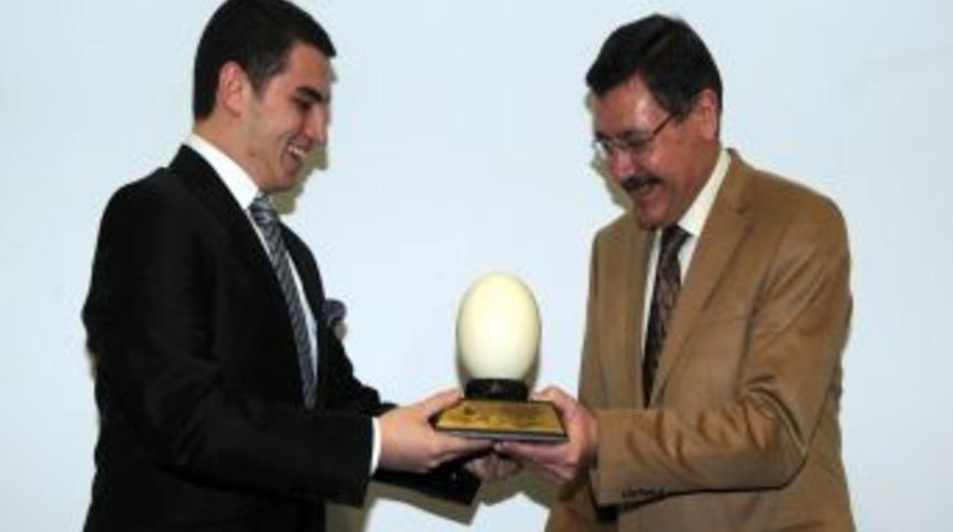 &Uuml;niversitelilerden G&ouml;k&ccedil;ek'e deve kuşu yumurtası