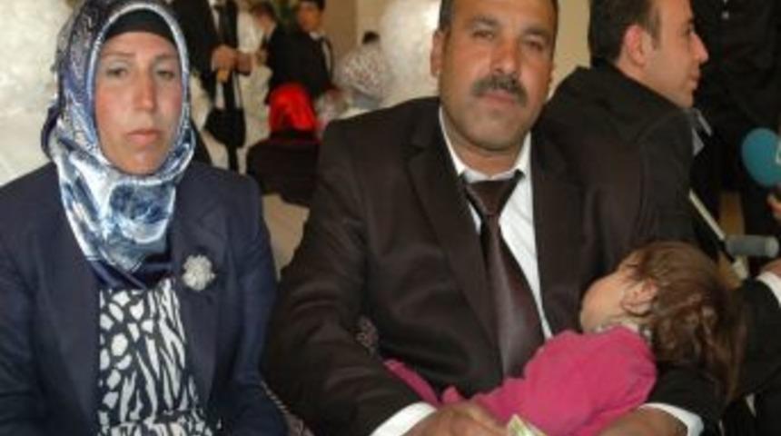 Kucağında &ccedil;ocuğu ile 35 yıl sonra nik&acirc;h masasına oturdu