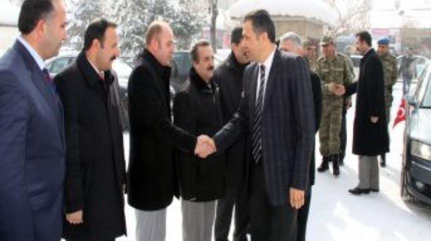 Vali Yerlikaya taziye ziyaretlerinde bulundu