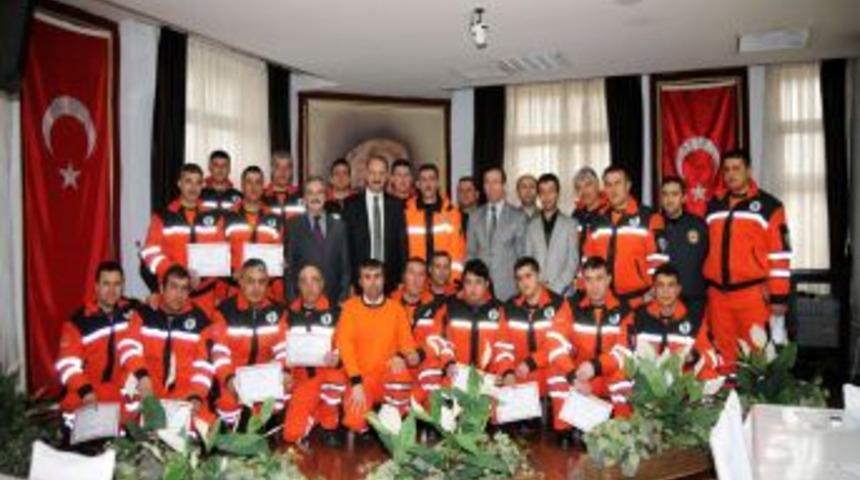 Başkan Akg&uuml;l'den kurtarma ekibine sertifika